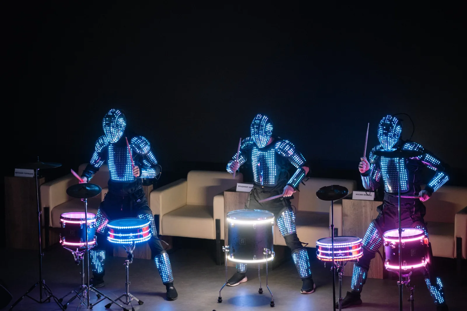 Три артиста LAS VENTURAS в LED-костюмах